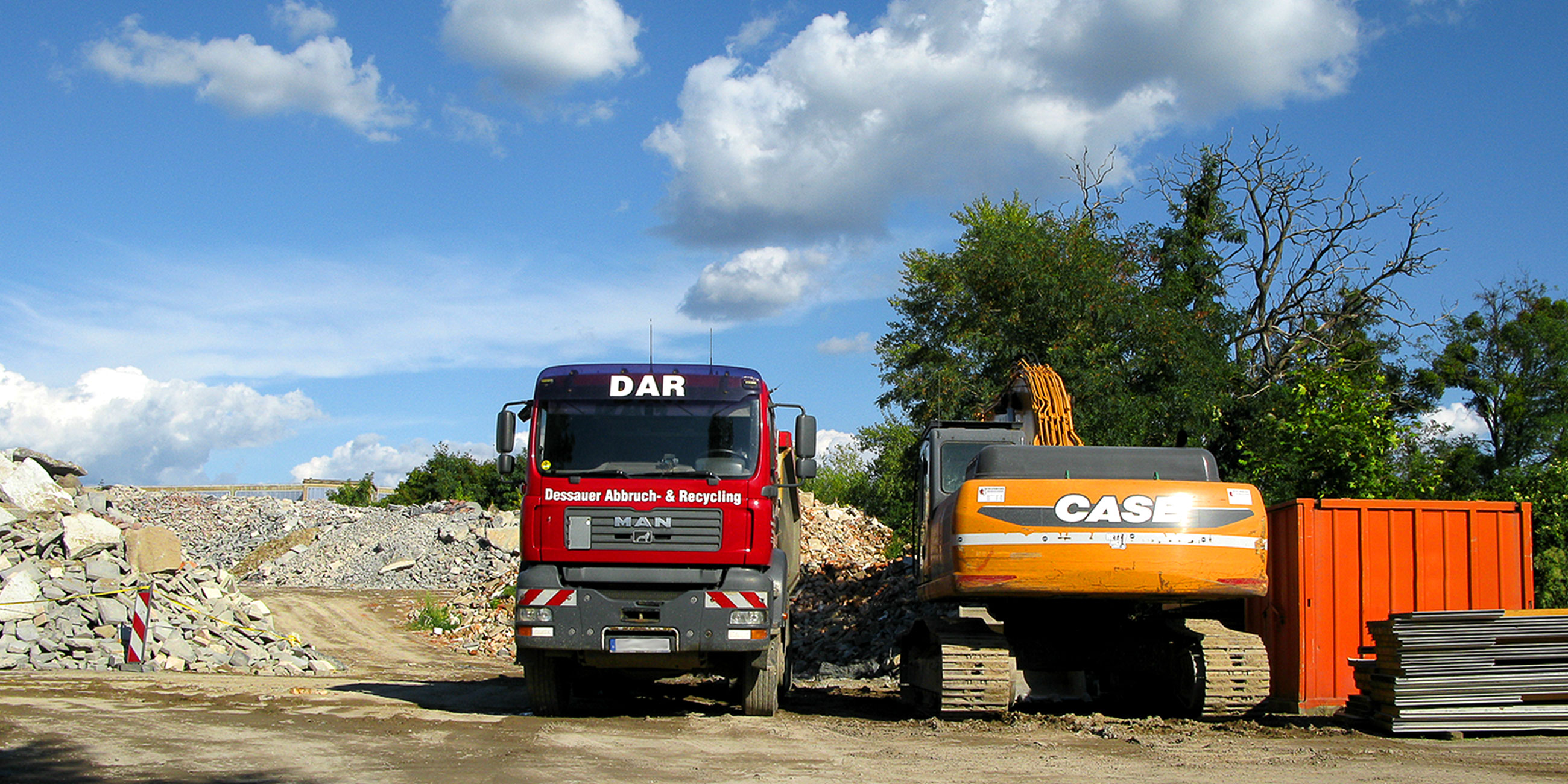 DAR GmbH - Containerfahrzeug und Kettenbagger